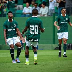 Goiás goleia Goianésia e aumenta vantagem na liderança do Goianão