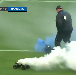 Torcedores usam carrinhos de brinquedo e bolas de tênis para protestar na liga alemã; vídeo