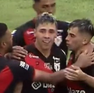 Emiliano Rodríguez celebra vitória do Atlético-GO sobre a Jataiense