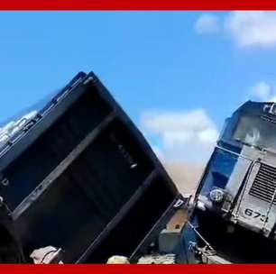Trem atinge carreta após motorista avançar sinal vermelho no Paraná
