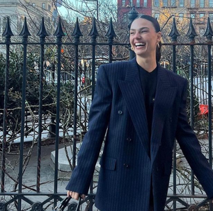 Isis Valverde compõe look descolado com blazer oversized em NY