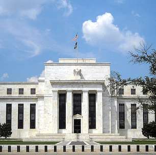 Inflação deve desacelerar antes de cortes adicionais, diz Fed