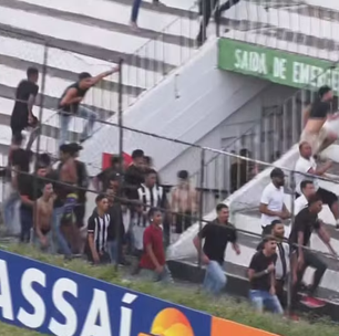 Vídeo: Torcedores de Central e Santa Cruz são flagrados arremessando pedras uns nos outros