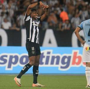 Destaque do Botafogo, Júnior Santos exalta Tiquinho e se emociona: 'Desacreditei de mim'