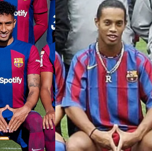 Raphinha imita gesto polêmico de Ronaldinho e Neymar Jr em foto oficial do Barcelona