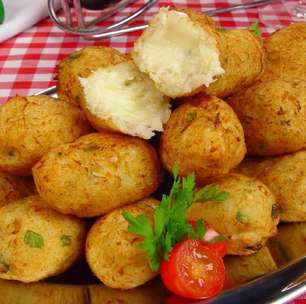 Bolinho de bacalhau recheado com catupiry: receita melhor que a tradicional