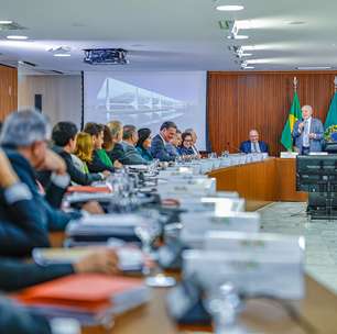Reunião ministerial: Lula explica fala de Israel, vê derrota nas redes e ministra chora