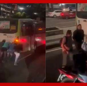 Passageiros descem de ônibus e empurram para fazer veículo 'pegar no tranco' no RJ