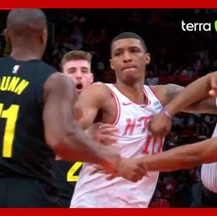Jogadores se desentendem e trocam socos durante partida da NBA