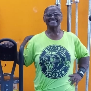 Quem é a crossfiteira de 61 anos que ganhou a internet