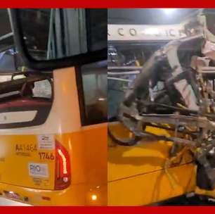 'Ônibus fantasma' chama atenção ao circular destruído por ruas no RJ