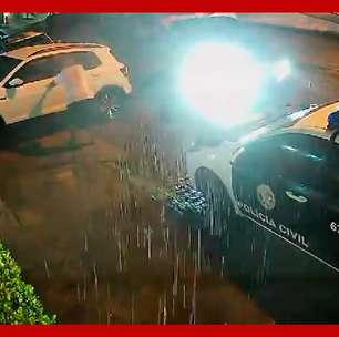 Homem é flagrado tentando roubar carro ao lado de viatura da polícia estacionada no RJ