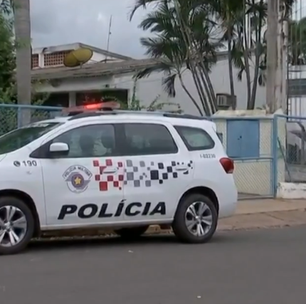 Mãe de adolescente agredida e deixada seminua viu briga do lado de fora da escola: 'Me senti impotente'