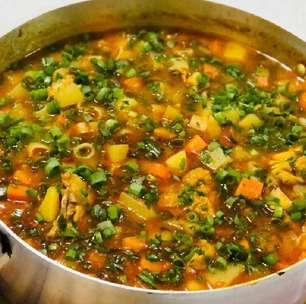 Sopa de macarrão com frango super saborosa e bem temperadinha