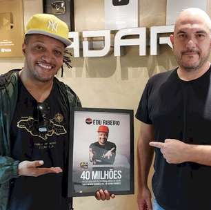 Edu Ribeiro recebe placa comemorativa da Radar Records