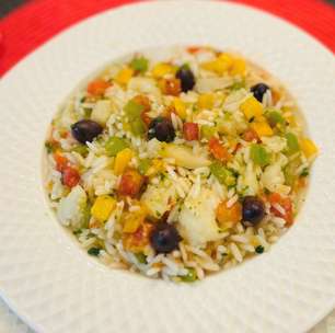 Arroz de bacalhau, colorido e bem molhadinho, receita fácil