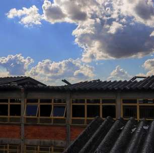 Escola em Porto Alegre sofre com atraso na reforma de telhado em risco desde temporal em janeiro