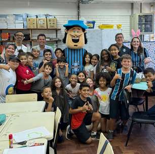 Departamento de Responsabilidade Social do Grêmio faz ação de pascoa e doa chocolate em escola do Humaitá