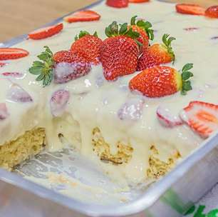 Esse bolo de creme com morango é simplesmente incrível molhadinho de dar água na boca