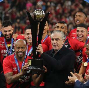 Jogadores do Athletico celebram conquista e Cuca fala que vai dar medalha de campeão a Osorio