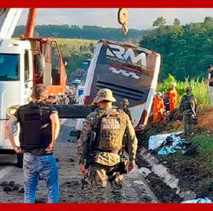 Ônibus de turismo tomba em rodovia na Bahia e deixa 8 mortos
