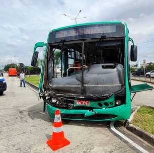 Acidente entre dois ônibus deixa sete passageiros feridos na Linha Verde: 'Preocupou', diz bombeiro
