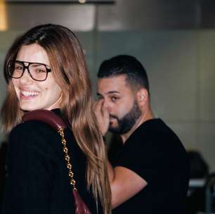 Camila Queiroz compõe aerolook com bolsa de R$ 23,5 mil