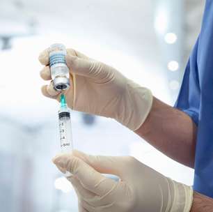 Paciente recebe primeira vacina personalizada contra câncer de pele