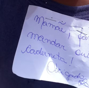 Professora grampeia bilhete em uniforme de aluno de 5 anos; 'vontade de chorar', diz mãe