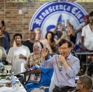 Embaixador coreano viraliza ao soltar o gogó no Samba do Trabalhador