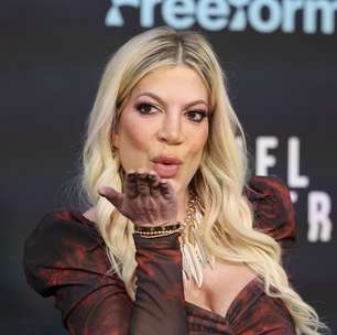 Tori Spelling, atriz de 'Barrados no Baile', admite ser acumuladora e fala sobre dívida: 'Fali de novo'