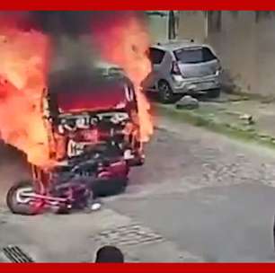 Motociclista é atropelado por Kombi em chamas no Rio de Janeiro