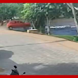 Motorista perde o controle, e carro cai dentro de rio na Bahia