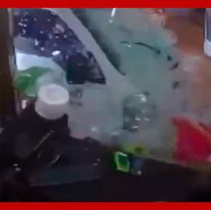 Caminhão desgovernado invade padaria no interior de SP; vídeo mostra acidente
