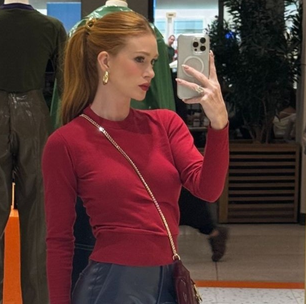 Marina Ruy Barbosa prova estilo de vermelho com azul-marinho