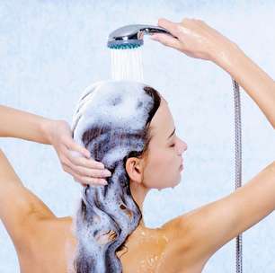 Shampoo que faz muita espuma limpa mais? 3 mitos sobre cuidados capilares