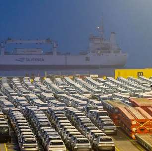 Automóveis encalham nos estacionamentos dos portos europeus