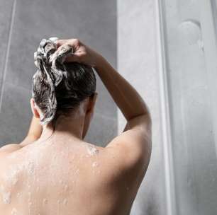 Trend sugere colocar glitter no shampoo: saiba os riscos