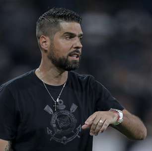 Mesmo amado pelo elenco, António Oliveira corre risco de demissão no Corinthians