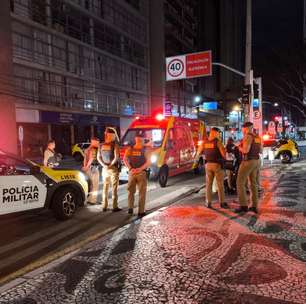 Homem é esfaqueado em suposto assalto na Praça Santos Andrade, no Centro de Curitiba