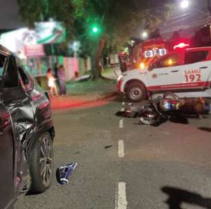 Motociclista de 57 anos bate contra carro em cruzamento e fica gravemente ferido no Mercês