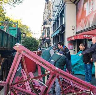 Pás do moinho do cabaré Moulin Rouge despencam no meio da rua em Paris