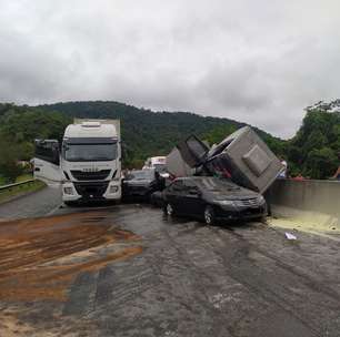 Acidente envolvendo caminhão-tanque e outros três veículos deixa motorista ferido e interdita BR-277