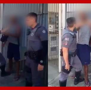 Policial segura pescoço e joga spray de pimenta no rosto de homem negro em SP