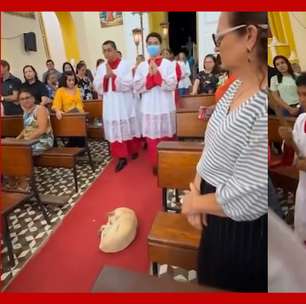 Cão dorme no meio de igreja e obriga até o padre a desviar ao entrar para missa