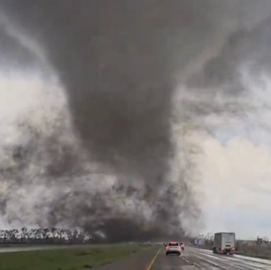 Morador registra tornado gigante em estrada dos EUA; veja vídeo