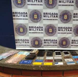 Seis homens detidos por roubo a pedestre em Porto Alegre: Brigada Militar recupera bens e simulacro de arma