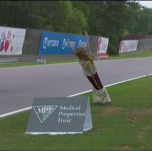 Boneca cai de passarela e fica na pista durante GP do Alabama da Indy