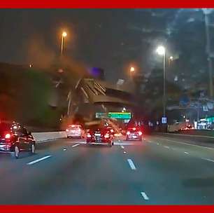 Caminhão capota em viaduto, carga com madeira cai e atinge carros em SP