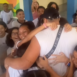 BBB | Lucas visita escola em que dava aula e é recebido com abraços das crianças
